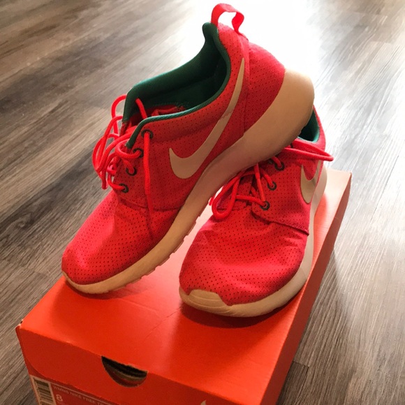 Nike Roshe Pink Women’s - Picture 2 of 5